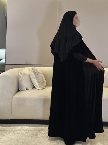 عباية مخمل اسود مع أكمام سترتش نص كلوش