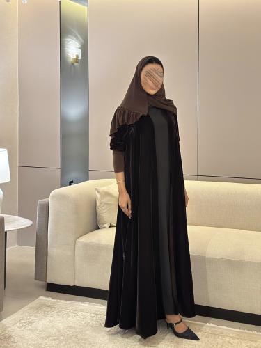عباية مخمل بني غامق مع أكمام سترتش نص كلوش