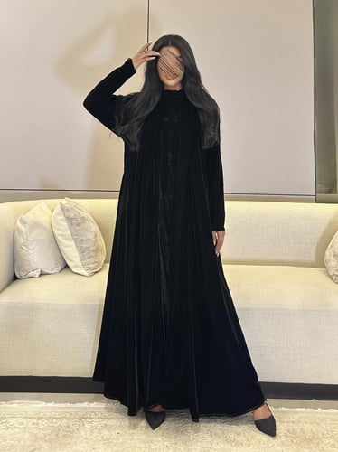 عباية مخمل اسود سادة مع فستان مخمل مقلم كلوش