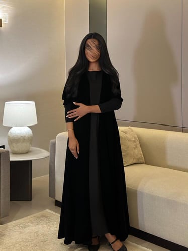 عباية مخمل اسود مع أكمام سترتش نص كلوش