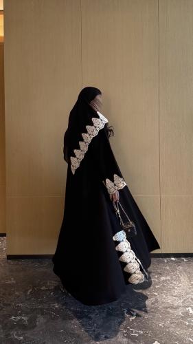 عباية كريب أسود مع جيبير اوف وايت