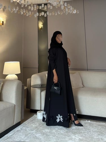 عباية كريب تايواني مع ورد أسود وابيض