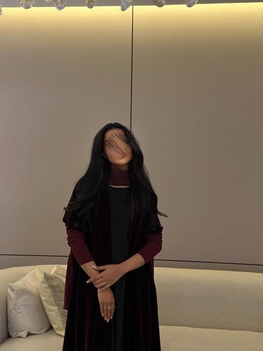 عباية مخمل عنابي غامق مع أكمام سترتش نص كلوش