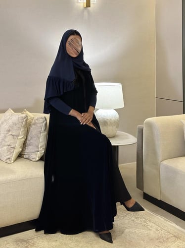 عباية مخمل كحلي غامق مع أكمام سترتش نص كلوش