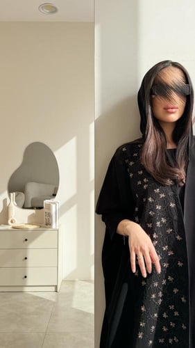 ‎عباية نص بشت كريب كوبرا شديدة السواد مع تطريز روز...