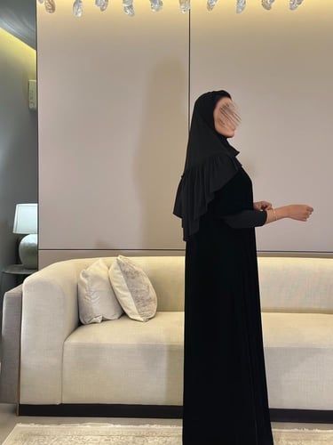 عباية مخمل اسود مع أكمام سترتش نص كلوش