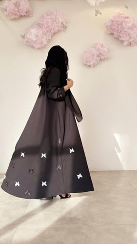 عباية كريب تايواني نص كلوش اسود مع فراشات أبيض واس...