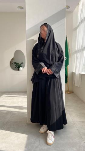 عباية كريب اسود مع أكمام مخطط ومشجر نص كلوش