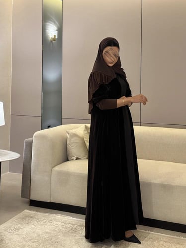 عباية مخمل بني غامق مع أكمام سترتش نص كلوش