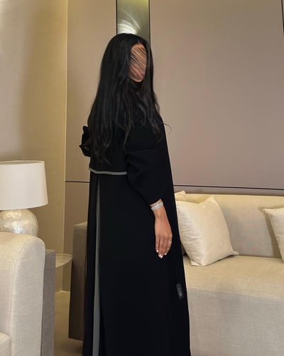 عباية كريب اسود مع كسرة كريب زيتي ‏‎