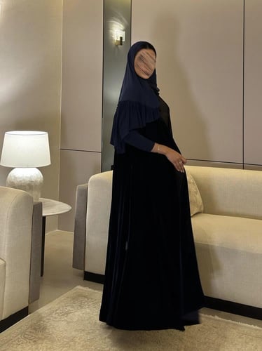 عباية مخمل كحلي غامق مع أكمام سترتش نص كلوش