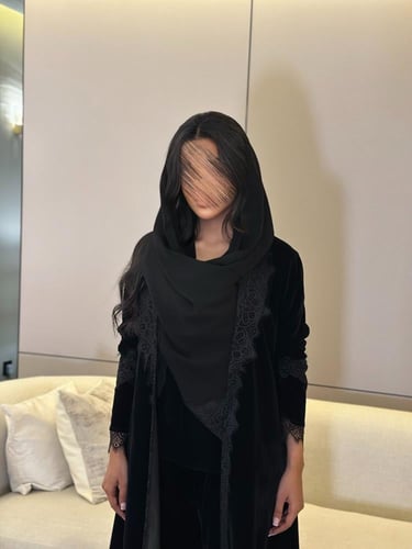 بليزر مخمل واقف اسود مع دانتيل ربع كلوش