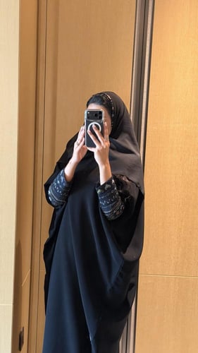 عباية كريب سيراميك اسود مع أكمام تطريز (مع امكانية...
