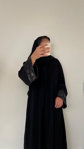 عباية كريب اسود مع أكمام مخطط ومشجر نص كلوش
