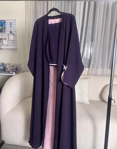 عباية كلوش كريب مكسر ازرق مع كريب وردي سادة مع فرا...