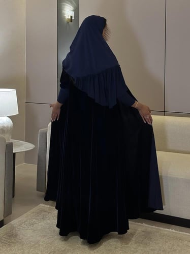 عباية مخمل كحلي غامق مع أكمام سترتش نص كلوش