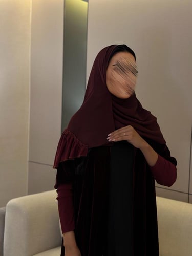 عباية مخمل عنابي غامق مع أكمام سترتش نص كلوش