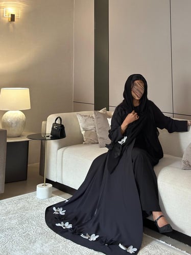 عباية كريب تايواني مع ورد أسود وابيض