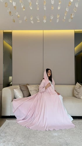 عباية كريب لون وردي قصة دبل كلوش