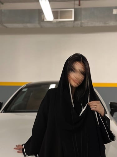 عباية كتان اسود مع قيطان ابيض مع هدب اسود