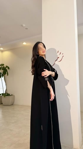 عباية بليزر كريب كوبرا مع كلفة ورد وقيطان بيج