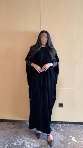 عباية مخمل كحلي مع أكمام تطريز (مع امكانية تغيير ا...