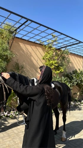 عباية كتان أسود مع تطريز