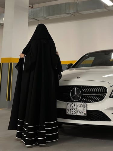 عباية كتان اسود مع قيطان ابيض مع هدب اسود