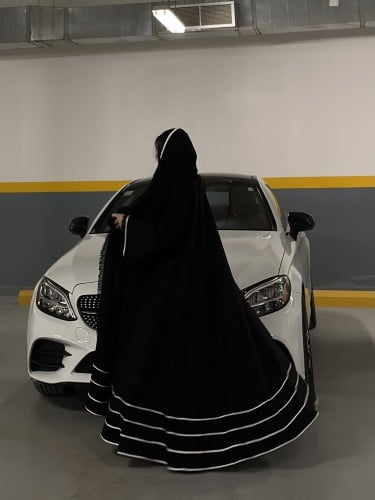 عباية كتان اسود مع قيطان ابيض مع هدب اسود