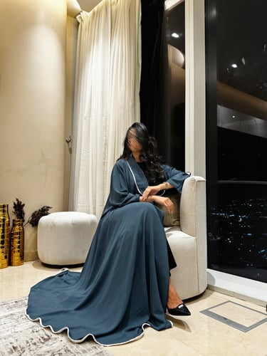 عباية كريب سي واي دبل كلوش تركواز وبيج (ياقة)