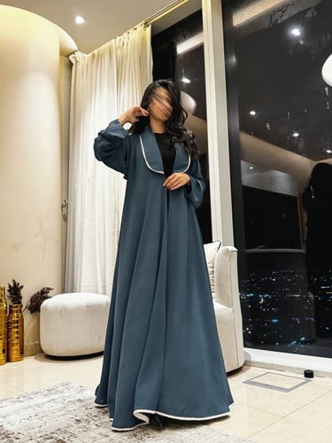 عباية كريب سي واي دبل كلوش تركواز وبيج (ياقة)