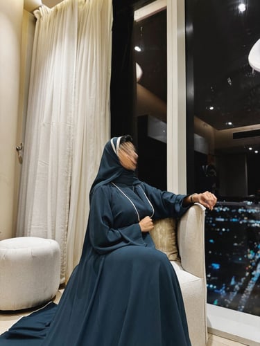 عباية كريب سي واي دبل كلوش تركواز وبيج (ياقة)