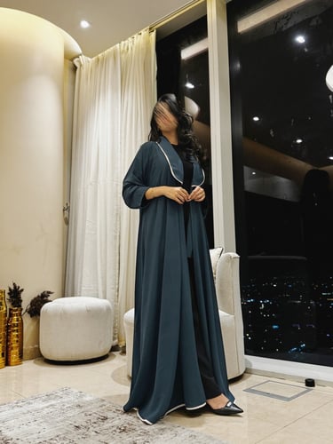 عباية كريب سي واي دبل كلوش تركواز وبيج (ياقة)