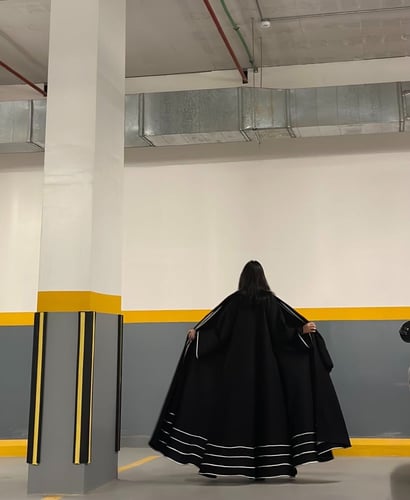 عباية كتان اسود مع قيطان ابيض مع هدب اسود