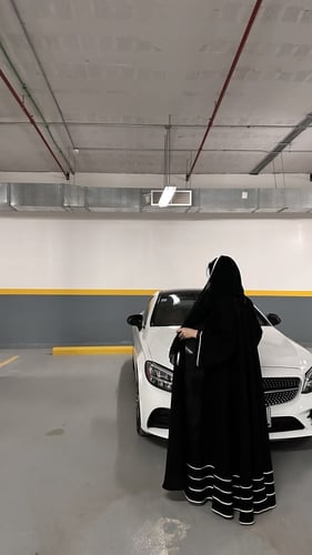 عباية كتان اسود مع قيطان ابيض مع هدب اسود