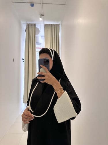 عباية كريب سي واي اسود وبيج
