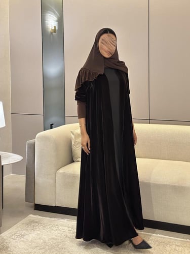 عباية مخمل بني غامق مع أكمام سترتش نص كلوش