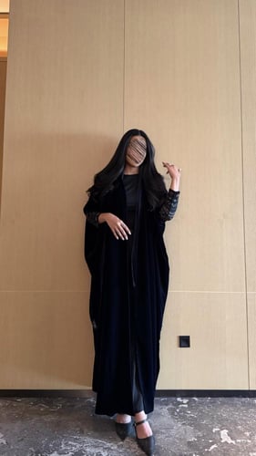 عباية مخمل كحلي مع أكمام تطريز (مع امكانية تغيير ا...