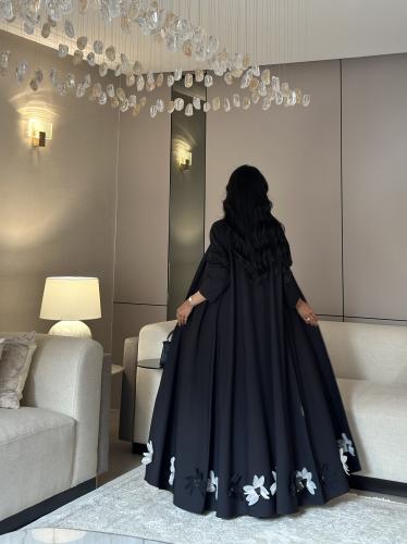 عباية كريب تايواني مع ورد أسود وابيض