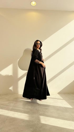 عباية كريب نص كلوش اسود مع ثلاث طبقات من الدانتيل