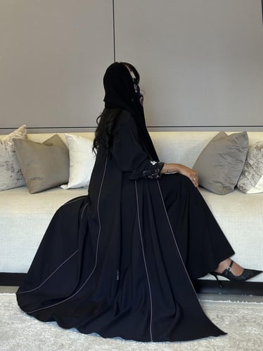‏‎عباية كريب تايواني نص كلوش مع قيطان بنفسجي وكم و...