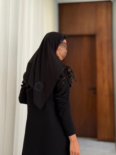 بليزر كريب اسود فاحم مع ياقة مكسرة ووردة