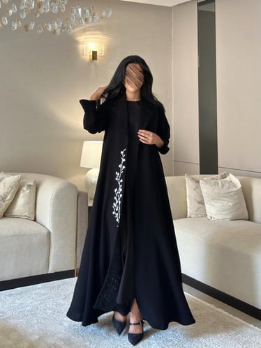 عباية كريب اسود فاحم مع ياقة وكلفة تطريز أبيض