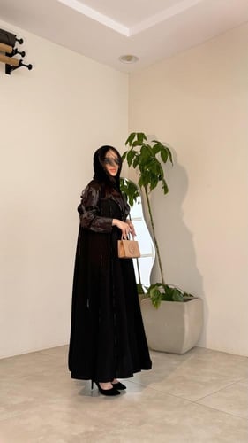 عباية كريب مع أكمام وياقة اسود وزيتي وقيطان