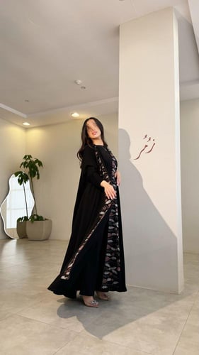 عباية كريب ملكي كلوش مع تطريز ملون