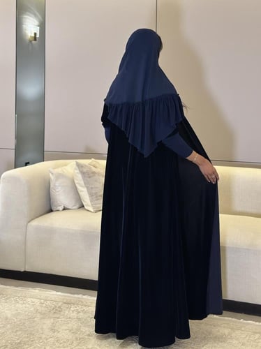 عباية مخمل كحلي غامق مع أكمام سترتش نص كلوش