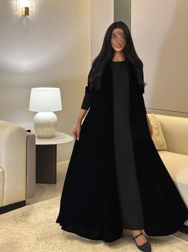 عباية مخمل اسود مع أكمام سترتش نص كلوش