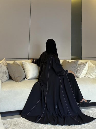 ‏‎عباية كريب تايواني نص كلوش مع قيطان بنفسجي وكم و...
