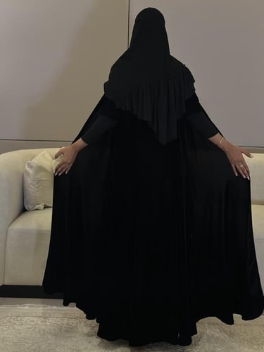 عباية مخمل اسود مع أكمام سترتش نص كلوش