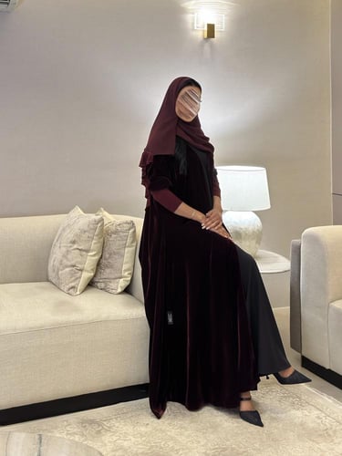 عباية مخمل عنابي غامق مع أكمام سترتش نص كلوش